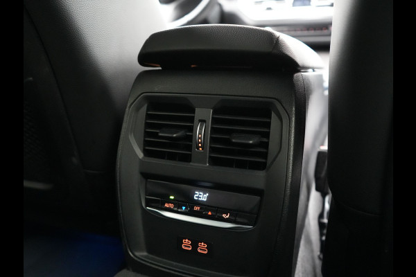 BMW 3 Serie Touring 330e M Sport PHEV 293pk Dealer O.H. | Trekhaak Af Fabriek | Head Up | Adaptive Cruise | Laser LED | Harman / Kardon | Camera | Adaptief Onderstel | Alcantara Sportstoelen Verwarmd | Keyless | Blis | Sfeerverlichting | Dravitgrau metallic | Plug In Hybrid