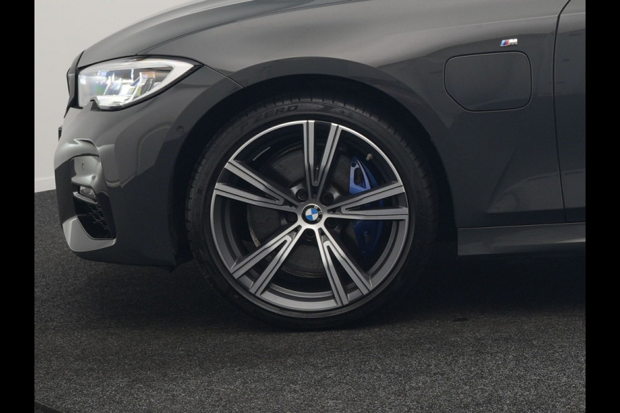 BMW 3 Serie Touring 330e M Sport PHEV 293pk Dealer O.H. | Trekhaak Af Fabriek | Head Up | Adaptive Cruise | Laser LED | Harman / Kardon | Camera | Adaptief Onderstel | Alcantara Sportstoelen Verwarmd | Keyless | Blis | Sfeerverlichting | Dravitgrau metallic | Plug In Hybrid