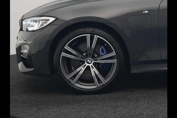 BMW 3 Serie Touring 330e M Sport PHEV 293pk Dealer O.H. | Trekhaak Af Fabriek | Head Up | Adaptive Cruise | Laser LED | Harman / Kardon | Camera | Adaptief Onderstel | Alcantara Sportstoelen Verwarmd | Keyless | Blis | Sfeerverlichting | Dravitgrau metallic | Plug In Hybrid
