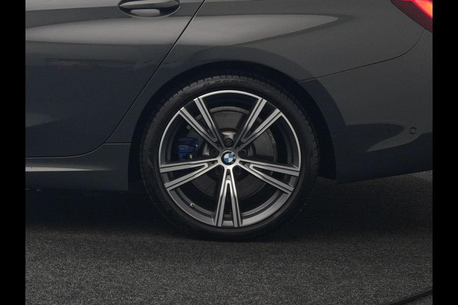BMW 3 Serie Touring 330e M Sport PHEV 293pk Dealer O.H. | Trekhaak Af Fabriek | Head Up | Adaptive Cruise | Laser LED | Harman / Kardon | Camera | Adaptief Onderstel | Alcantara Sportstoelen Verwarmd | Keyless | Blis | Sfeerverlichting | Dravitgrau metallic | Plug In Hybrid
