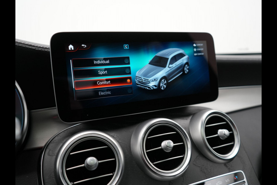 Mercedes-Benz GLC 300e 4MATIC Premium Plus PHEV 320pk Dealer O.H | Panodak | Trekhaak af Fabriek | Adaptive Cruise | Multibeam LED | 20" L.M | Apple Carplay | Sfeerverlichting | Camera | BLIS |