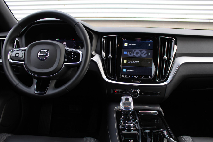Volvo V60 2.0 T6 Plug-in hybrid AWD Plus Dark | Trekhaak Actie | SOH 96% | Camera | Elektrische achterklep | Leder | Memory