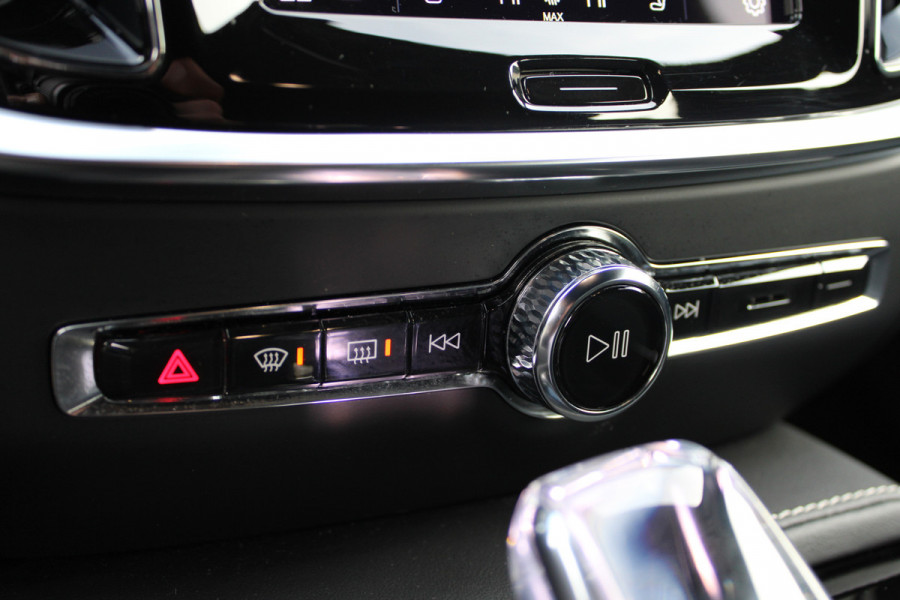 Volvo V60 2.0 T6 Plug-in hybrid AWD Plus Dark | Trekhaak Actie | SOH 96% | Camera | Elektrische achterklep | Leder | Memory