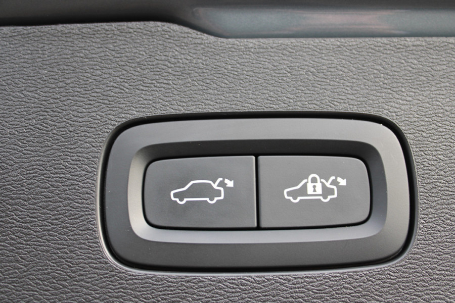 Volvo V60 2.0 T6 Plug-in hybrid AWD Plus Dark | Trekhaak Actie | SOH 96% | Camera | Elektrische achterklep | Leder | Memory