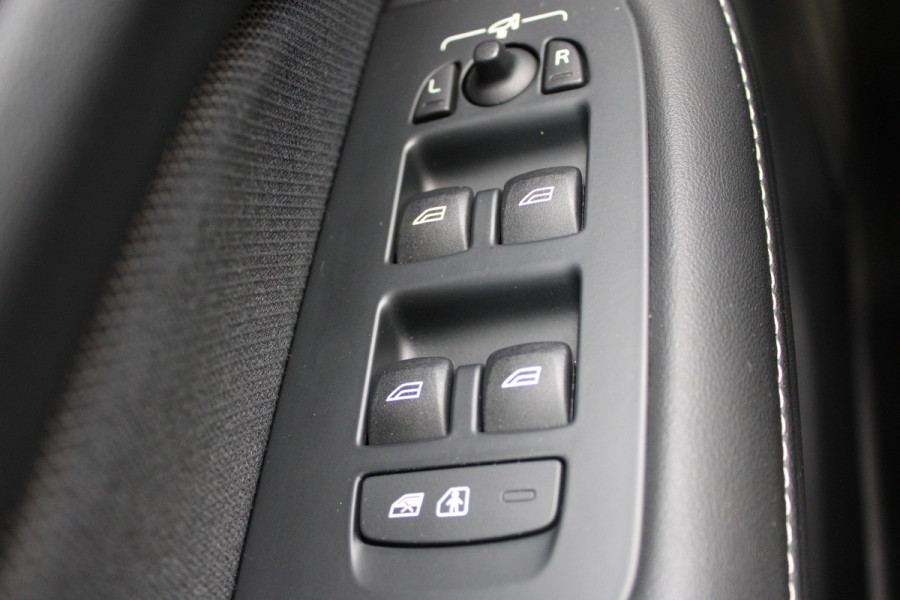 Volvo V60 2.0 T6 Plug-in hybrid AWD Plus Dark | Trekhaak Actie | SOH 96% | Camera | Elektrische achterklep | Leder | Memory