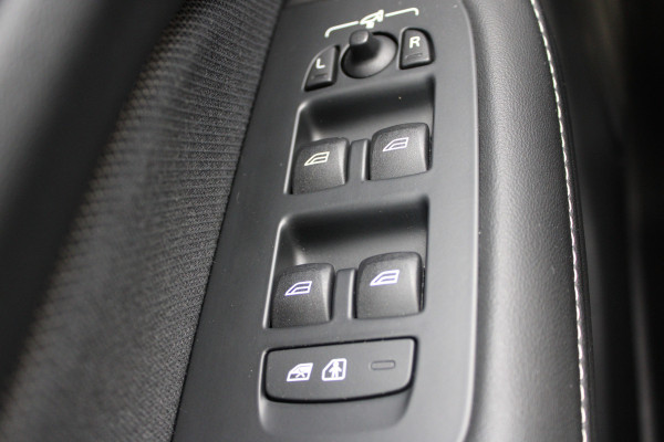 Volvo V60 2.0 T6 Plug-in hybrid AWD Plus Dark | Trekhaak Actie | SOH 96% | Camera | Elektrische achterklep | Leder | Memory