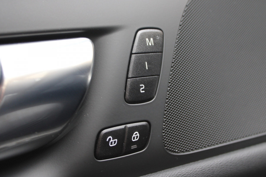 Volvo V60 2.0 T6 Plug-in hybrid AWD Plus Dark | Trekhaak Actie | SOH 96% | Camera | Elektrische achterklep | Leder | Memory