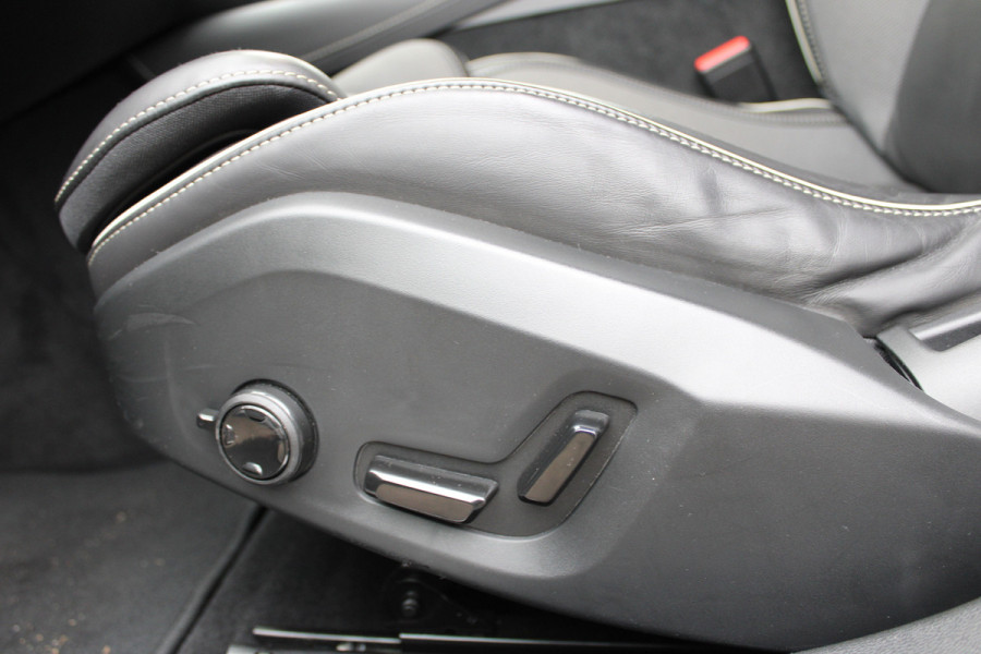 Volvo V60 2.0 T6 Plug-in hybrid AWD Plus Dark | Trekhaak Actie | SOH 96% | Camera | Elektrische achterklep | Leder | Memory