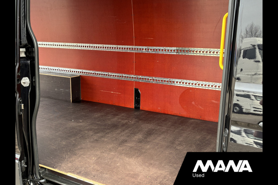 Volkswagen Crafter 35 2.0 TDI L4H3 Highline Laadklep Automaat Camera Airco Cruise Vooruitverwarming Carplay