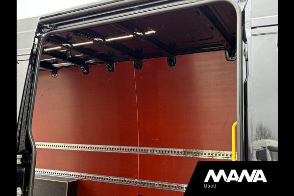 Volkswagen Crafter 35 2.0 TDI L4H3 Highline Laadklep Automaat Camera Airco Cruise Vooruitverwarming Carplay