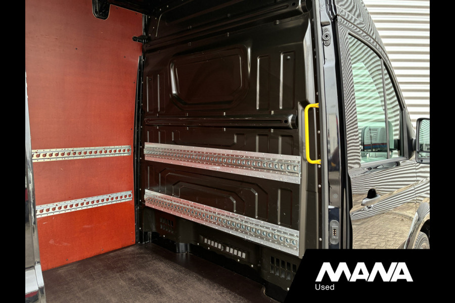 Volkswagen Crafter 35 2.0 TDI L4H3 Highline Laadklep Automaat Camera Airco Cruise Vooruitverwarming Carplay