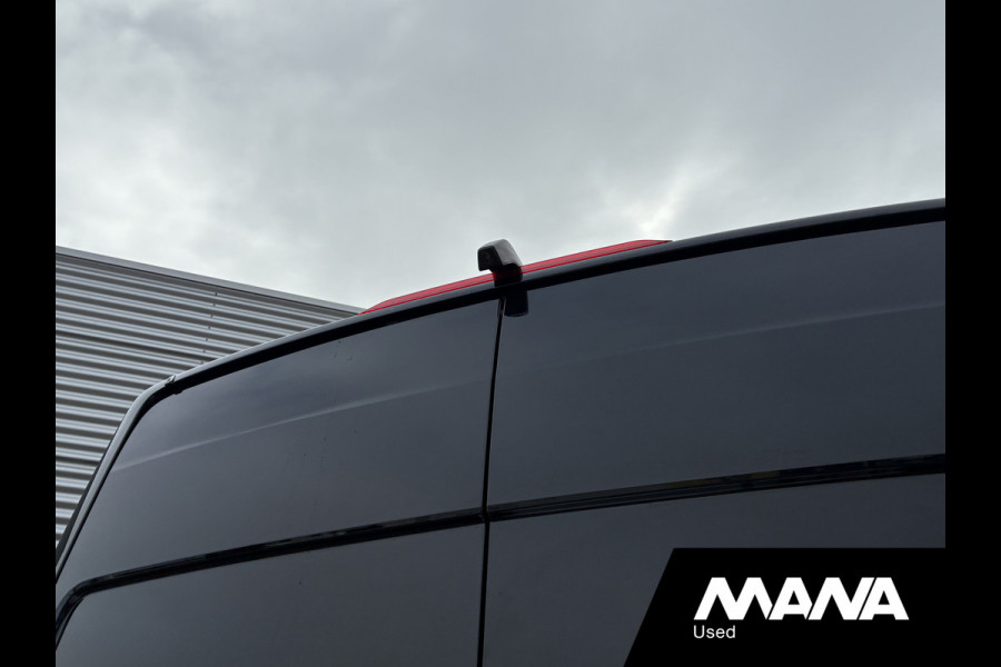 Volkswagen Crafter 35 2.0 TDI L4H3 Highline Laadklep Automaat Camera Airco Cruise Vooruitverwarming Carplay