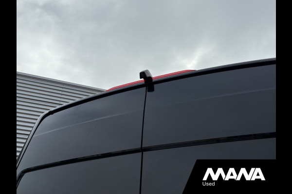 Volkswagen Crafter 35 2.0 TDI L4H3 Highline Laadklep Automaat Camera Airco Cruise Vooruitverwarming Carplay
