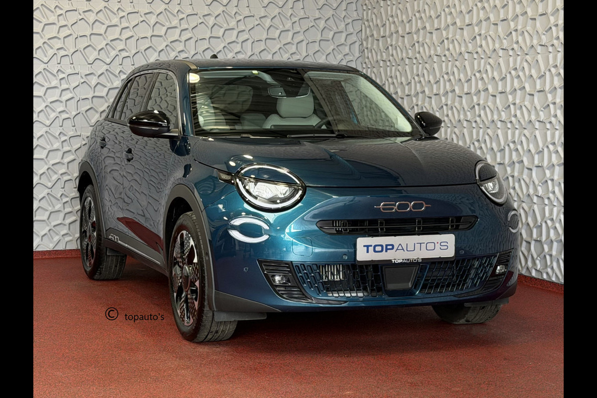 Fiat 600 1.2 HYBRID LA PRIMA CAMERA CARPLAY ADAP.CRUISE STOELVERW. ELEK.KLEP LEER MASSAGE ELEK.STOEL 18''LMV ✅ Top Auto Fiat Wijchen , 30 Jaar ervaring in Fiat , Wij leveren de : Icon / La Prima / Pop / Sport . Urban / Benzine / Hybrid . Met Fabrieksgarantie ✅