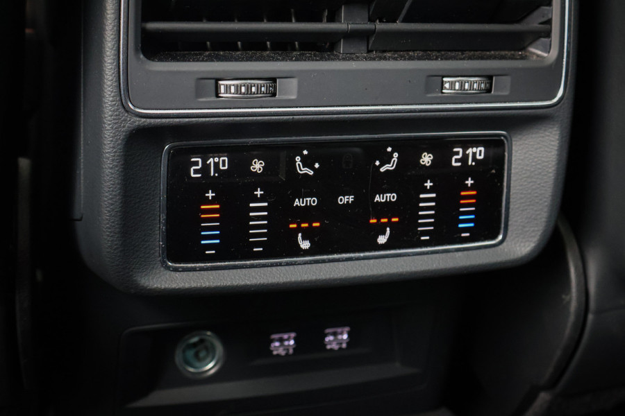 Audi RSQ8 4.0 TFSI RS Q8 quattro | CARBON IN & EXTERIEUR | ADAPTIVE CRUISE | TREKHAAK | MASSAGE | STOELVEWARMING & VERKOELING | CAMERA | H