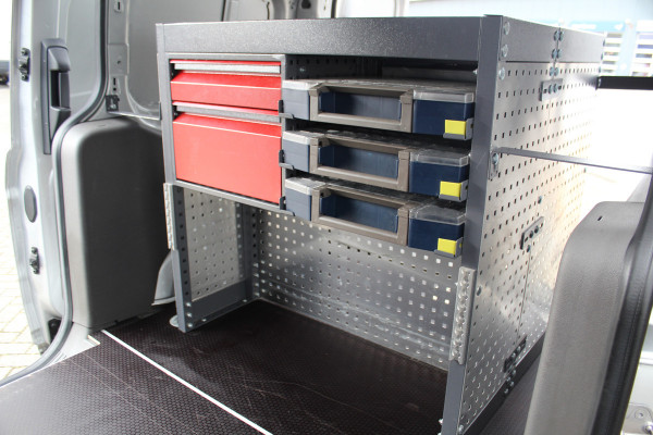 Ford Transit Connect 1.5-120pk EcoBlue L2 Trend / 8traps-AUTOMAAT ! Erg nette Ford Transit Connect, laadruimte v.v. van een praktisch inbouw. Autm. airco dual, 3-zits, metallic lak, pdc v+a, Apple carplay, schuifdeur li+re, navigatie, cruise cntrl, stoelverwarming, camera etc.