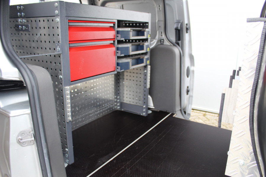 Ford Transit Connect 1.5-120pk EcoBlue L2 Trend / 8traps-AUTOMAAT ! Erg nette Ford Transit Connect, laadruimte v.v. van een praktisch inbouw. Autm. airco dual, 3-zits, metallic lak, pdc v+a, Apple carplay, schuifdeur li+re, navigatie, cruise cntrl, stoelverwarming, camera etc.