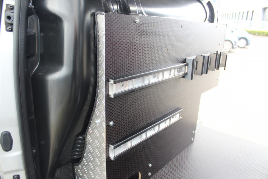 Ford Transit Connect 1.5-120pk EcoBlue L2 Trend / 8traps-AUTOMAAT ! Erg nette Ford Transit Connect, laadruimte v.v. van een praktisch inbouw. Autm. airco dual, 3-zits, metallic lak, pdc v+a, Apple carplay, schuifdeur li+re, navigatie, cruise cntrl, stoelverwarming, camera etc.