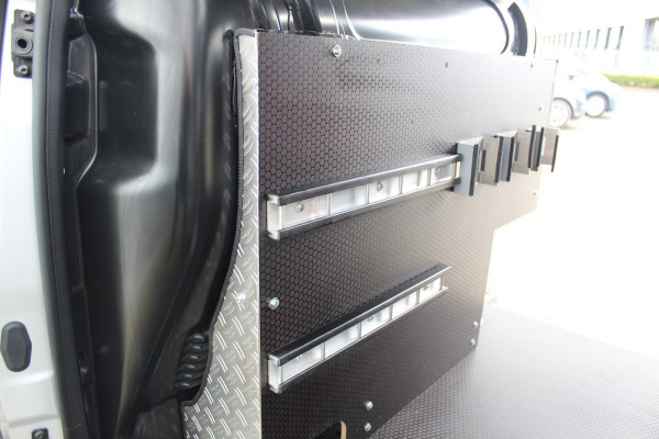 Ford Transit Connect 1.5-120pk EcoBlue L2 Trend / 8traps-AUTOMAAT ! Erg nette Ford Transit Connect, laadruimte v.v. van een praktisch inbouw. Autm. airco dual, 3-zits, metallic lak, pdc v+a, Apple carplay, schuifdeur li+re, navigatie, cruise cntrl, stoelverwarming, camera etc.