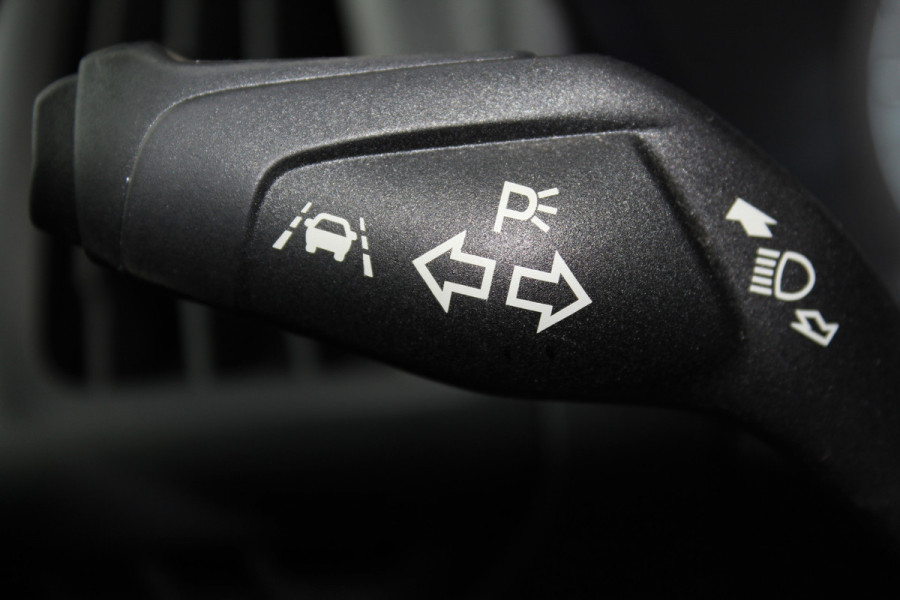 Ford Transit Connect 1.5-120pk EcoBlue L2 Trend / 8traps-AUTOMAAT ! Erg nette Ford Transit Connect, laadruimte v.v. van een praktisch inbouw. Autm. airco dual, 3-zits, metallic lak, pdc v+a, Apple carplay, schuifdeur li+re, navigatie, cruise cntrl, stoelverwarming, camera etc.