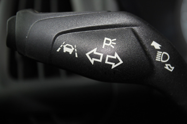 Ford Transit Connect 1.5-120pk EcoBlue L2 Trend / 8traps-AUTOMAAT ! Erg nette Ford Transit Connect, laadruimte v.v. van een praktisch inbouw. Autm. airco dual, 3-zits, metallic lak, pdc v+a, Apple carplay, schuifdeur li+re, navigatie, cruise cntrl, stoelverwarming, camera etc.