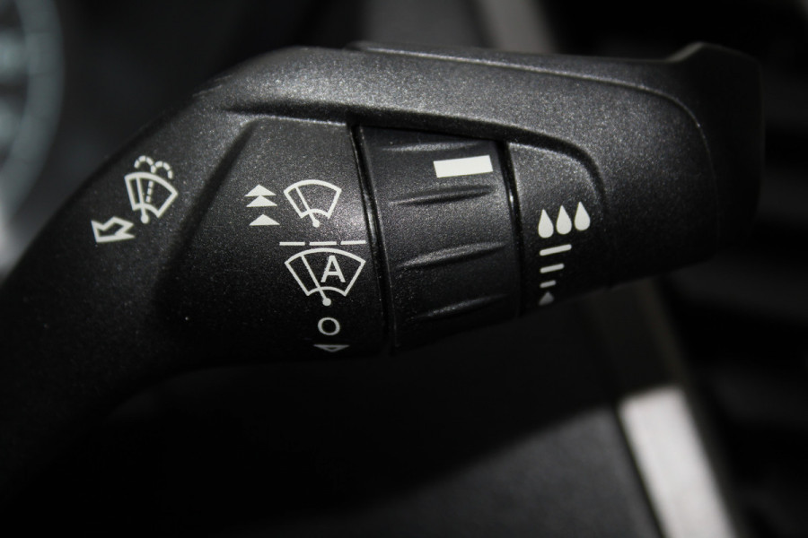 Ford Transit Connect 1.5-120pk EcoBlue L2 Trend / 8traps-AUTOMAAT ! Erg nette Ford Transit Connect, laadruimte v.v. van een praktisch inbouw. Autm. airco dual, 3-zits, metallic lak, pdc v+a, Apple carplay, schuifdeur li+re, navigatie, cruise cntrl, stoelverwarming, camera etc.