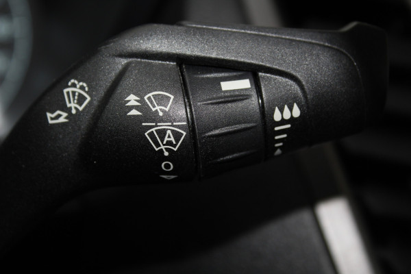 Ford Transit Connect 1.5-120pk EcoBlue L2 Trend / 8traps-AUTOMAAT ! Erg nette Ford Transit Connect, laadruimte v.v. van een praktisch inbouw. Autm. airco dual, 3-zits, metallic lak, pdc v+a, Apple carplay, schuifdeur li+re, navigatie, cruise cntrl, stoelverwarming, camera etc.