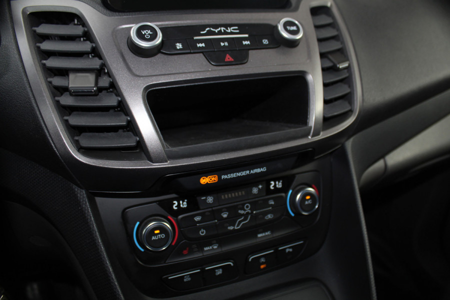 Ford Transit Connect 1.5-120pk EcoBlue L2 Trend / 8traps-AUTOMAAT ! Erg nette Ford Transit Connect, laadruimte v.v. van een praktisch inbouw. Autm. airco dual, 3-zits, metallic lak, pdc v+a, Apple carplay, schuifdeur li+re, navigatie, cruise cntrl, stoelverwarming, camera etc.