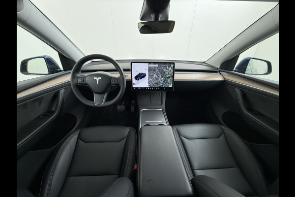 Tesla Model Y RWD 300pk Trekhaak SOH 92% Warmtepomp LFP-Accu Leer Lmv Camera's Panoramadak Adap.Cruise Navi Ecc Autopilot Stoel+Stuur+Achterbank Verwarming Elek.Achterklep Dodehoek detector Draadloze telefoonlader 1e Eigenaar 1.600KG Trekgewicht Fabrieksgarantie op Motor en Accu tot 22-04-2032/160.000km