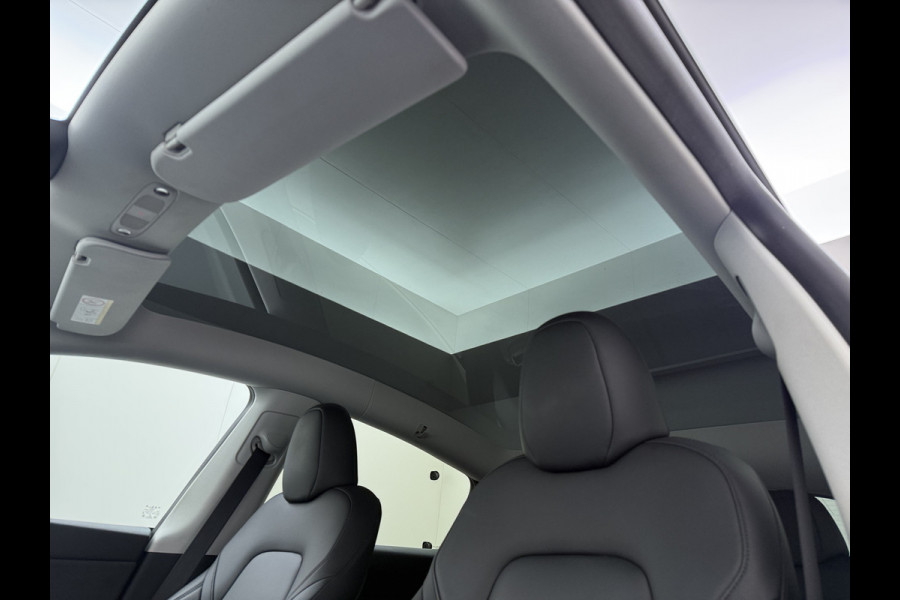 Tesla Model Y RWD 300pk Trekhaak SOH 92% Warmtepomp LFP-Accu Leer Lmv Camera's Panoramadak Adap.Cruise Navi Ecc Autopilot Stoel+Stuur+Achterbank Verwarming Elek.Achterklep Dodehoek detector Draadloze telefoonlader 1e Eigenaar 1.600KG Trekgewicht Fabrieksgarantie op Motor en Accu tot 22-04-2032/160.000km
