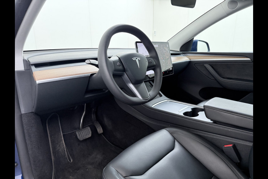 Tesla Model Y RWD 300pk Trekhaak SOH 92% Warmtepomp LFP-Accu Leer Lmv Camera's Panoramadak Adap.Cruise Navi Ecc Autopilot Stoel+Stuur+Achterbank Verwarming Elek.Achterklep Dodehoek detector Draadloze telefoonlader 1e Eigenaar 1.600KG Trekgewicht Fabrieksgarantie op Motor en Accu tot 22-04-2032/160.000km