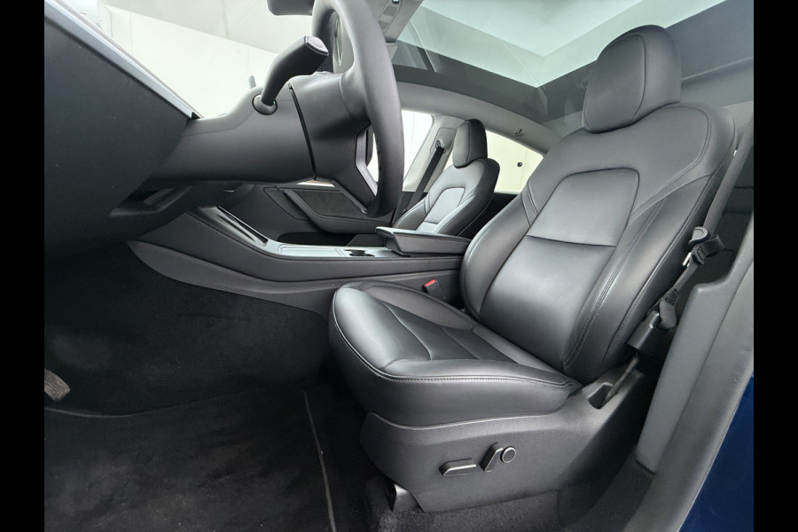 Tesla Model Y RWD 300pk Trekhaak SOH 92% Warmtepomp LFP-Accu Leer Lmv Camera's Panoramadak Adap.Cruise Navi Ecc Autopilot Stoel+Stuur+Achterbank Verwarming Elek.Achterklep Dodehoek detector Draadloze telefoonlader 1e Eigenaar 1.600KG Trekgewicht Fabrieksgarantie op Motor en Accu tot 22-04-2032/160.000km