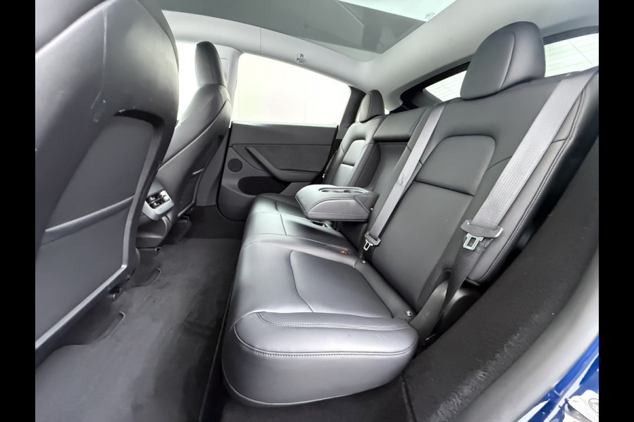 Tesla Model Y RWD 300pk Trekhaak SOH 92% Warmtepomp LFP-Accu Leer Lmv Camera's Panoramadak Adap.Cruise Navi Ecc Autopilot Stoel+Stuur+Achterbank Verwarming Elek.Achterklep Dodehoek detector Draadloze telefoonlader 1e Eigenaar 1.600KG Trekgewicht Fabrieksgarantie op Motor en Accu tot 22-04-2032/160.000km