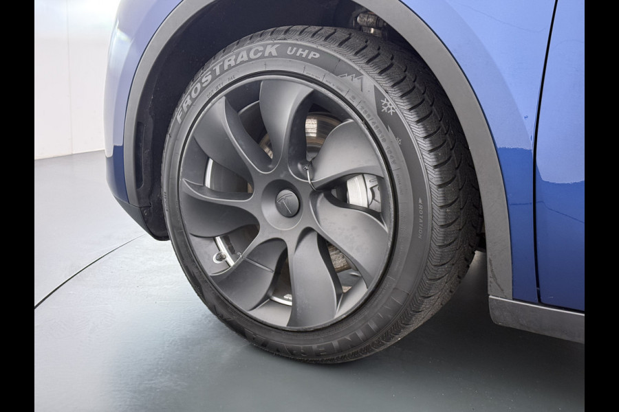 Tesla Model Y RWD 300pk Trekhaak SOH 92% Warmtepomp LFP-Accu Leer Lmv Camera's Panoramadak Adap.Cruise Navi Ecc Autopilot Stoel+Stuur+Achterbank Verwarming Elek.Achterklep Dodehoek detector Draadloze telefoonlader 1e Eigenaar 1.600KG Trekgewicht Fabrieksgarantie op Motor en Accu tot 22-04-2032/160.000km