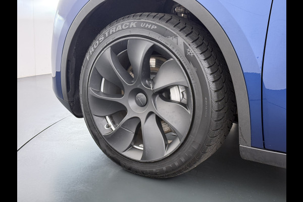 Tesla Model Y RWD 300pk Trekhaak SOH 92% Warmtepomp LFP-Accu Leer Lmv Camera's Panoramadak Adap.Cruise Navi Ecc Autopilot Stoel+Stuur+Achterbank Verwarming Elek.Achterklep Dodehoek detector Draadloze telefoonlader 1e Eigenaar 1.600KG Trekgewicht Fabrieksgarantie op Motor en Accu tot 22-04-2032/160.000km
