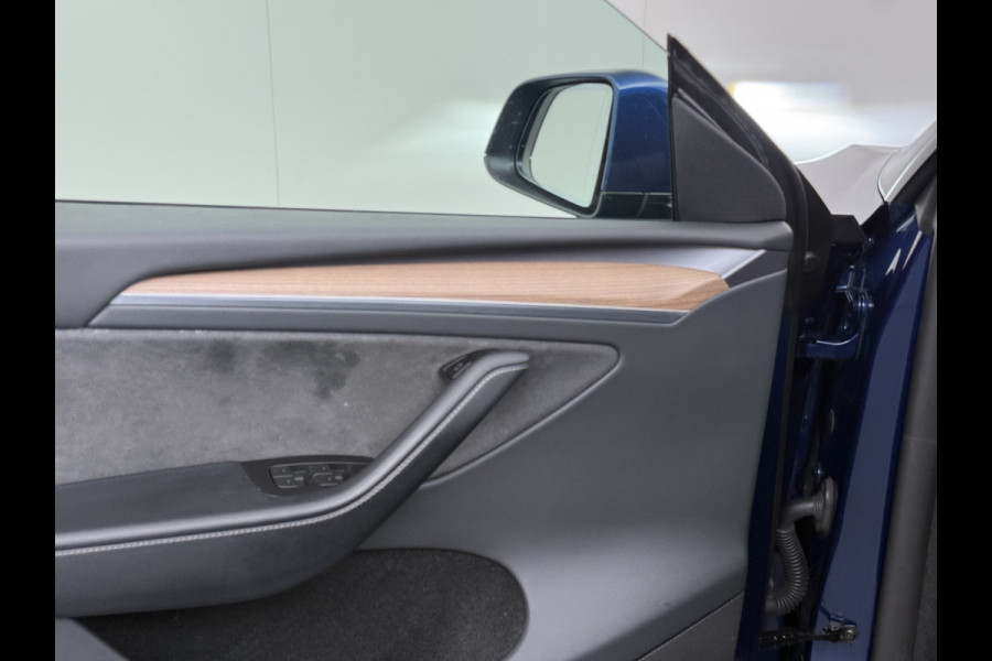 Tesla Model Y RWD 300pk Trekhaak SOH 92% Warmtepomp LFP-Accu Leer Lmv Camera's Panoramadak Adap.Cruise Navi Ecc Autopilot Stoel+Stuur+Achterbank Verwarming Elek.Achterklep Dodehoek detector Draadloze telefoonlader 1e Eigenaar 1.600KG Trekgewicht Fabrieksgarantie op Motor en Accu tot 22-04-2032/160.000km