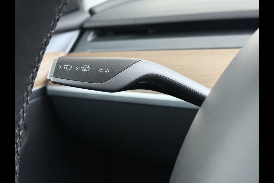 Tesla Model Y RWD 300pk Trekhaak SOH 92% Warmtepomp LFP-Accu Leer Lmv Camera's Panoramadak Adap.Cruise Navi Ecc Autopilot Stoel+Stuur+Achterbank Verwarming Elek.Achterklep Dodehoek detector Draadloze telefoonlader 1e Eigenaar 1.600KG Trekgewicht Fabrieksgarantie op Motor en Accu tot 22-04-2032/160.000km