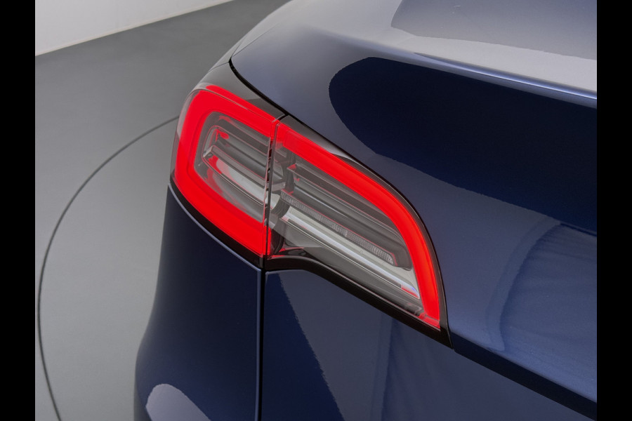Tesla Model Y RWD 300pk Trekhaak SOH 92% Warmtepomp LFP-Accu Leer Lmv Camera's Panoramadak Adap.Cruise Navi Ecc Autopilot Stoel+Stuur+Achterbank Verwarming Elek.Achterklep Dodehoek detector Draadloze telefoonlader 1e Eigenaar 1.600KG Trekgewicht Fabrieksgarantie op Motor en Accu tot 22-04-2032/160.000km