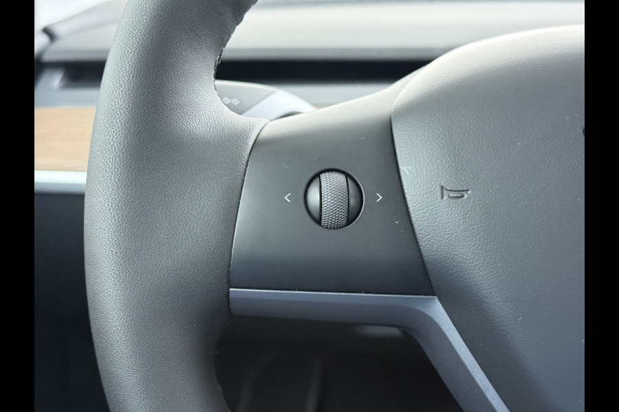 Tesla Model Y RWD 300pk Trekhaak SOH 92% Warmtepomp LFP-Accu Leer Lmv Camera's Panoramadak Adap.Cruise Navi Ecc Autopilot Stoel+Stuur+Achterbank Verwarming Elek.Achterklep Dodehoek detector Draadloze telefoonlader 1e Eigenaar 1.600KG Trekgewicht Fabrieksgarantie op Motor en Accu tot 22-04-2032/160.000km
