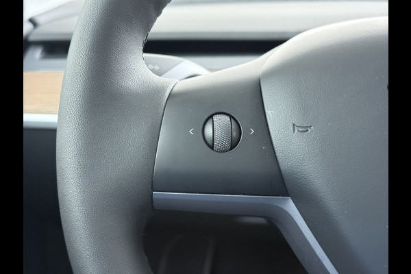 Tesla Model Y RWD 300pk Trekhaak SOH 92% Warmtepomp LFP-Accu Leer Lmv Camera's Panoramadak Adap.Cruise Navi Ecc Autopilot Stoel+Stuur+Achterbank Verwarming Elek.Achterklep Dodehoek detector Draadloze telefoonlader 1e Eigenaar 1.600KG Trekgewicht Fabrieksgarantie op Motor en Accu tot 22-04-2032/160.000km