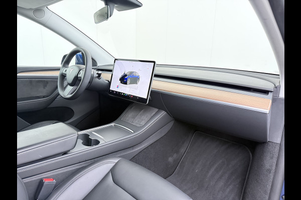 Tesla Model Y RWD 300pk Trekhaak SOH 92% Warmtepomp LFP-Accu Leer Lmv Camera's Panoramadak Adap.Cruise Navi Ecc Autopilot Stoel+Stuur+Achterbank Verwarming Elek.Achterklep Dodehoek detector Draadloze telefoonlader 1e Eigenaar 1.600KG Trekgewicht Fabrieksgarantie op Motor en Accu tot 22-04-2032/160.000km