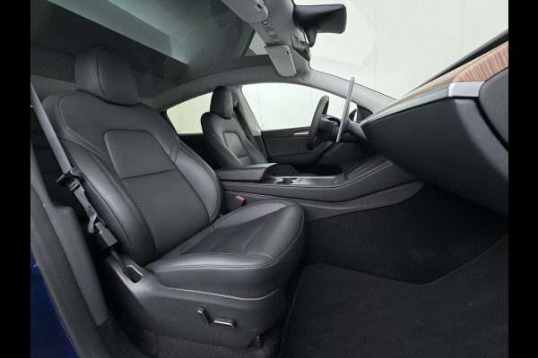 Tesla Model Y RWD 300pk Trekhaak SOH 92% Warmtepomp LFP-Accu Leer Lmv Camera's Panoramadak Adap.Cruise Navi Ecc Autopilot Stoel+Stuur+Achterbank Verwarming Elek.Achterklep Dodehoek detector Draadloze telefoonlader 1e Eigenaar 1.600KG Trekgewicht Fabrieksgarantie op Motor en Accu tot 22-04-2032/160.000km