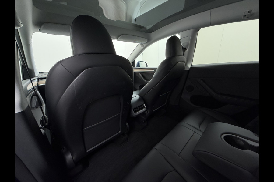Tesla Model Y RWD 300pk Trekhaak SOH 92% Warmtepomp LFP-Accu Leer Lmv Camera's Panoramadak Adap.Cruise Navi Ecc Autopilot Stoel+Stuur+Achterbank Verwarming Elek.Achterklep Dodehoek detector Draadloze telefoonlader 1e Eigenaar 1.600KG Trekgewicht Fabrieksgarantie op Motor en Accu tot 22-04-2032/160.000km