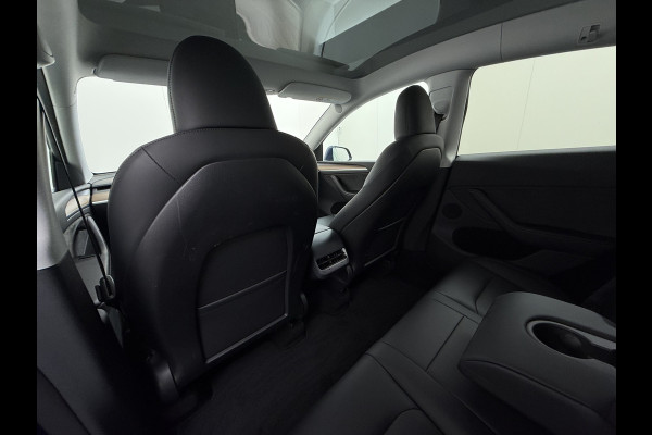 Tesla Model Y RWD 300pk Trekhaak SOH 92% Warmtepomp LFP-Accu Leer Lmv Camera's Panoramadak Adap.Cruise Navi Ecc Autopilot Stoel+Stuur+Achterbank Verwarming Elek.Achterklep Dodehoek detector Draadloze telefoonlader 1e Eigenaar 1.600KG Trekgewicht Fabrieksgarantie op Motor en Accu tot 22-04-2032/160.000km