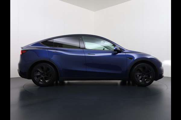 Tesla Model Y RWD 300pk Trekhaak SOH 92% Warmtepomp LFP-Accu Leer Lmv Camera's Panoramadak Adap.Cruise Navi Ecc Autopilot Stoel+Stuur+Achterbank Verwarming Elek.Achterklep Dodehoek detector Draadloze telefoonlader 1e Eigenaar 1.600KG Trekgewicht Fabrieksgarantie op Motor en Accu tot 22-04-2032/160.000km