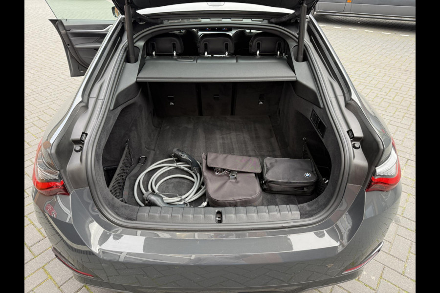 BMW i4 eDrive40 84 kWh | M-Pakket | Schuifdak | Dravitgrau metallic | NL-Auto |