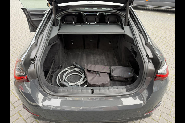 BMW i4 eDrive40 84 kWh | M-Pakket | Schuifdak | Dravitgrau metallic | NL-Auto |
