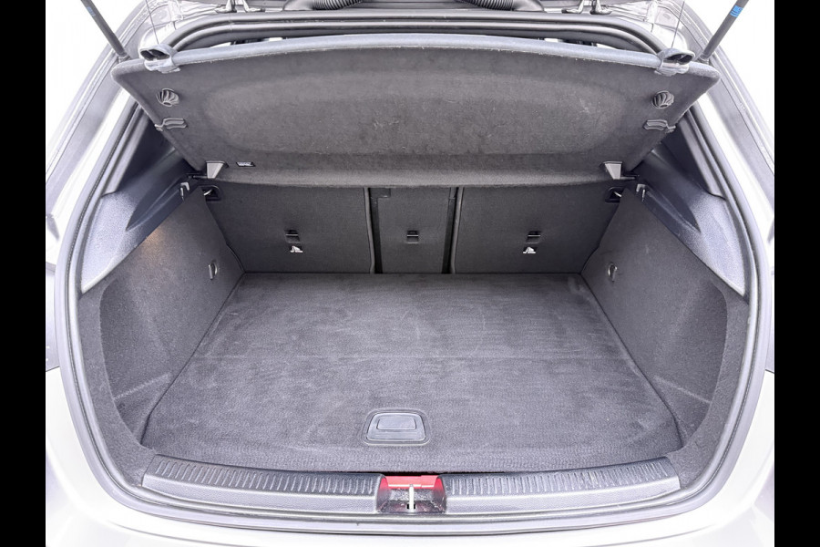 Mercedes-Benz A-Klasse 250e AMG // istronic // Panoramadak // Headup // 360 Camera // 19" // Carplay // Sfeerverlichting // Nightpakket // Memory
