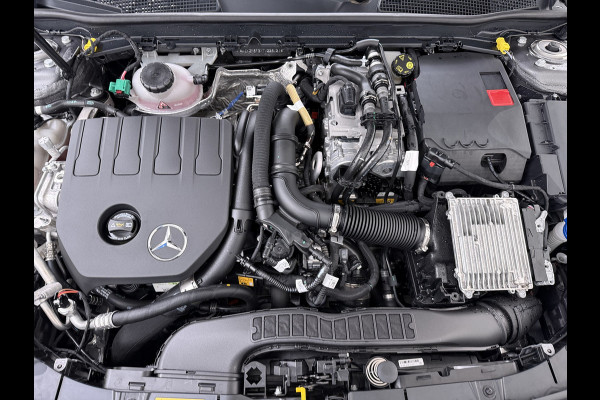 Mercedes-Benz A-Klasse 250e AMG // istronic // Panoramadak // Headup // 360 Camera // 19" // Carplay // Sfeerverlichting // Nightpakket // Memory