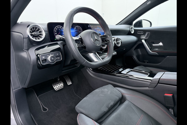 Mercedes-Benz A-Klasse 250e AMG // istronic // Panoramadak // Headup // 360 Camera // 19" // Carplay // Sfeerverlichting // Nightpakket // Memory